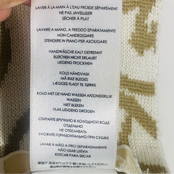 Michael Kors Beige and White Scarf - Picture 4 of 7